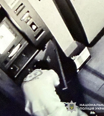 У Києві поліцейські затримали злодія, який намагався спустошити банкомат. ФОТО
