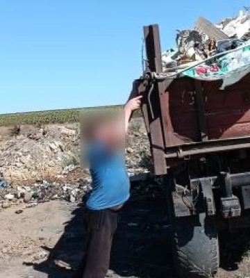 Чоловік намагався викинути причіп сміття на узбіччя дороги