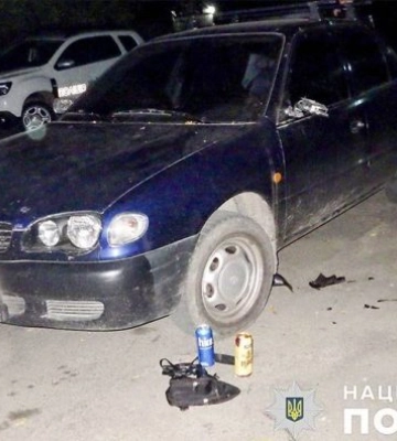 П’яний дебошир у Первомайську розтрощив битою авто сусіда, розстріляв його з револьвера і погрожував копу