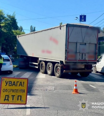 В Одесі багатотонна фура під час повороту на смерть збила жінку, - поліція