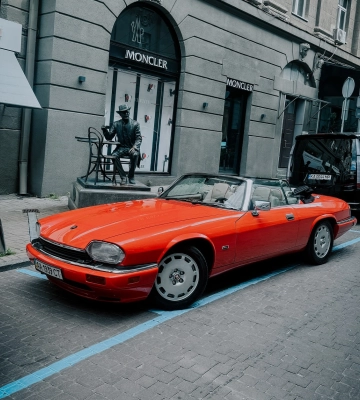Звезда эпохи диско: в Киеве заметили раритетный спортивный Jaguar 