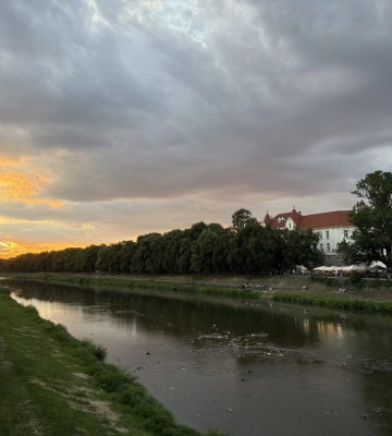 На Закарпатті очікується до 26° тепла та слабкий туман