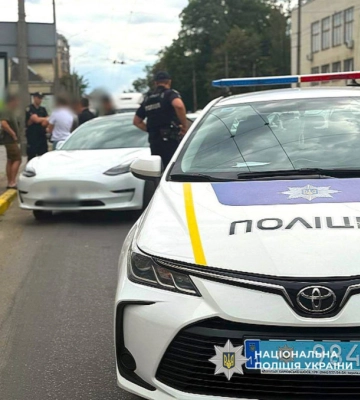 Франківська поліція знайшла молодиків, які для відео &quot;світили&quot; макетом автомата з вікна Tesla