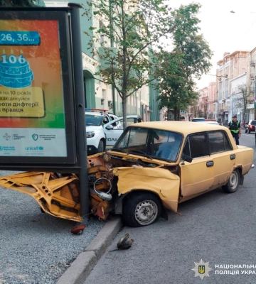 У Харкові після зіткнення одна автівка врізалася у бігборд, а інша в дерево, - поліція