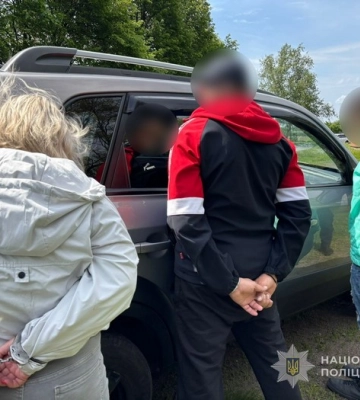 Поліція Сумщини розслідує схеми фіктивних шлюбів: організаторці повідомлено ще одну підозру