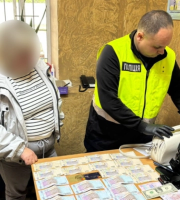 На Сумщині жінка створила схему втечі чоловіків за кордон через «шлюби за гроші»