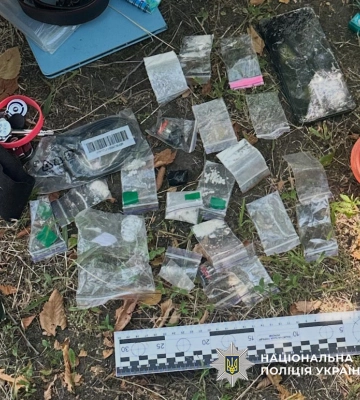 У Києві поліцейські затримали чоловіка та жінку за вуличний збут психотропів на Троєщині