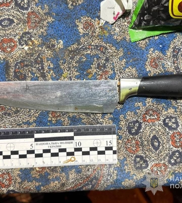 У селі на Сумщині під час пиятики господар будинку «пригостив» знайомого ударом ножа