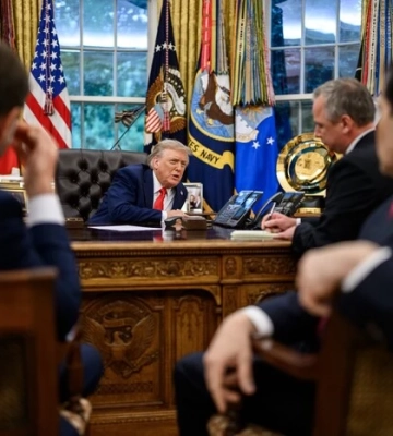 Хто був разом з Трампом під час дзвінка Путіну: Білий дім показав фото
