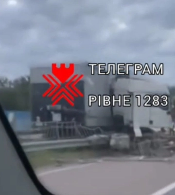 Вантажівка рознесла відбійник у Рівненському районі