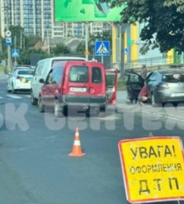 Стукнулись чотири автівки: у Луцьку перед мостом – масштабна ДТП 