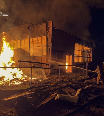 Охтирські рятувальники показали ,як гасили пожежі після прильотів (відео)