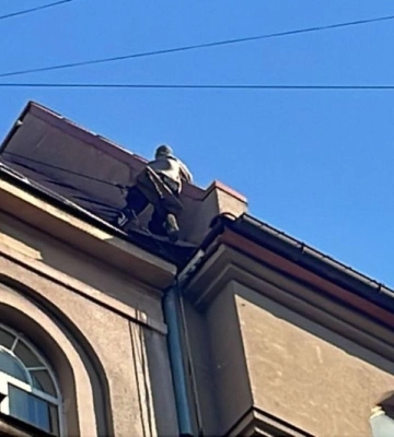 З будинку на вул. Валовій альпіністи зняли облуплену штукатурку