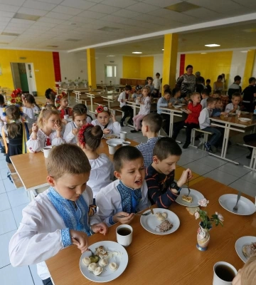 Скільки дітей у школах Луцької громади харчуватися безкоштовно: перелік категорій