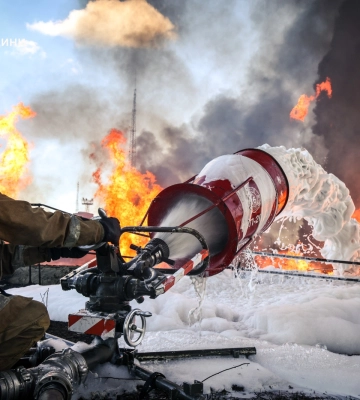 На Полтавщині досі вирує пожежа після вчорашнього російського обстрілу