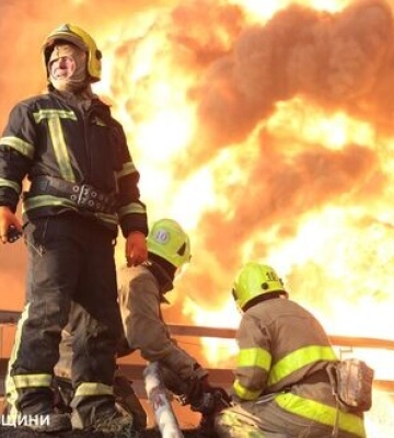 Второй день в Полтавской области тушат пожар, возникший в результате обстрела РФ. ФОТОрепортаж