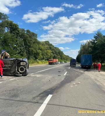 Зіткнулися дві автівки, одна від удару перекинулась: деталі ДТП поблизу Луцька