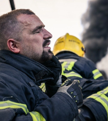 У Кременчуці другий день гасять пожежу після масованого обстрілу