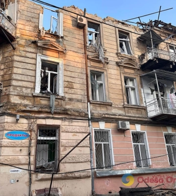 Одеські комунальники відновили покрівлю пошкодженого внаслідок атаки рф будинку