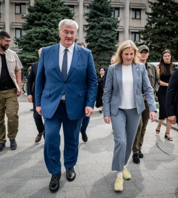 Голова МЗС Австрії прибула до України з третім візитом: зустрілася з Сибігою в Одесі