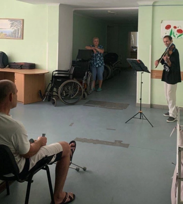 Музика для відновлення: артисти симфонічного оркестру виступають у реабілітаційних центрах Полтавщини