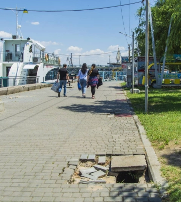 У Миколаєві департамент протидії корупції підтвердив якість плитки, яку укладали у Лісках – тепер відібрано проби асфальту в Інгульському районі