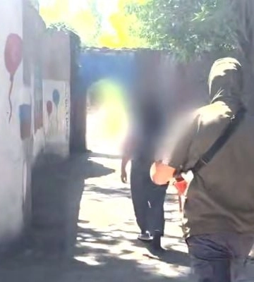 В Мелитополе оккупанты задержали женщину, обвинив её в «финансировании ВСУ» (видео)