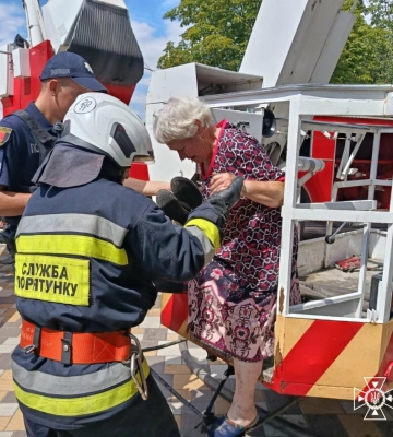 Врятували двох жінок з палаючої квартири в Ізмаїлі: пожежа через паління