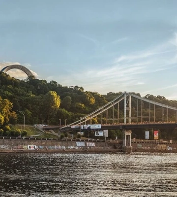 Парковий міст стає на ремонт: як зміниться рух пішоходів на Труханів острів