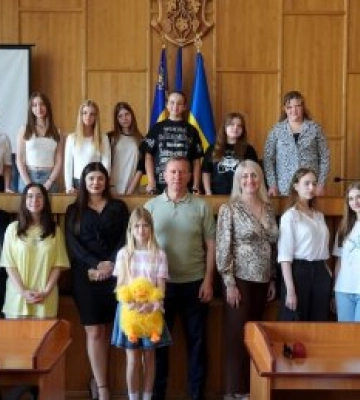 Юні учасниці Girls’ Rights Club UA познайомилися з роботою Ужгородської міської ради та ЦНАПу