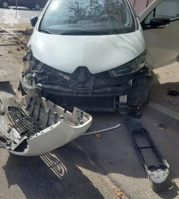 У центрі Кропивницького - ДТП за участю двох автівок та світлофора (ФОТО)