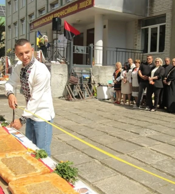 На Львівщині спекли рекордний Красівський пиріг Незалежності завдовжки понад 35 метрів, - ФОТО