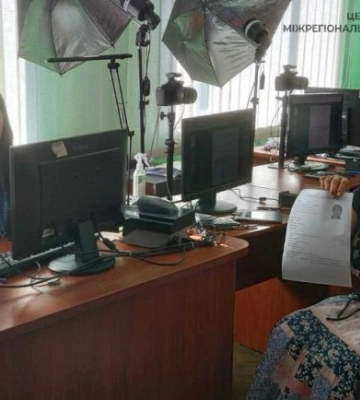 Помогали родные и соседи: украинка получила первый паспорт в 45 лет