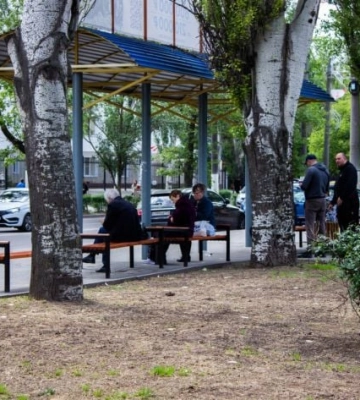 В центре Мелитополя «благоустройство» превратилось в хаос: жители в шоке от погрома на остановке (видео)