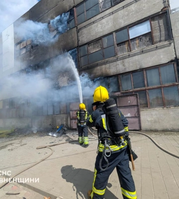 У Сарнах загорілася триповерхова складська будівля: пожежу ліквідували без жертв