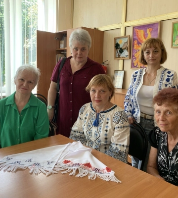 У Сумах рідні військовополонених і зниклих безвісти вишивають «Рушник надії»