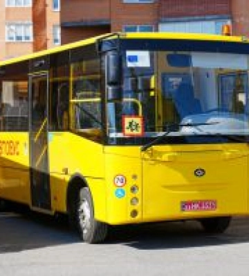 Шкільні автобуси з інклюзивним обладнанням передали громадам Тернопільщини