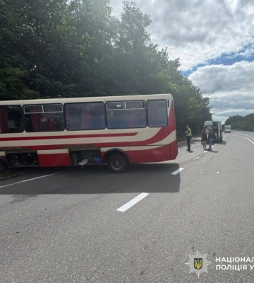 На Житомирщині внаслідок тарану кросовера та автобуса постраждали 9-ро людей, - поліція