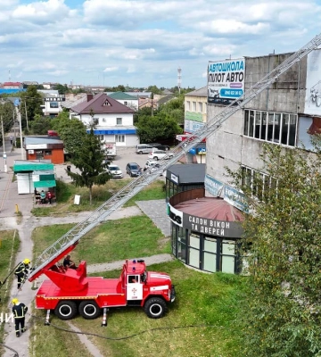 У Сарнах загорілася триповерхова складська будівля: пожежу ліквідували без жертв