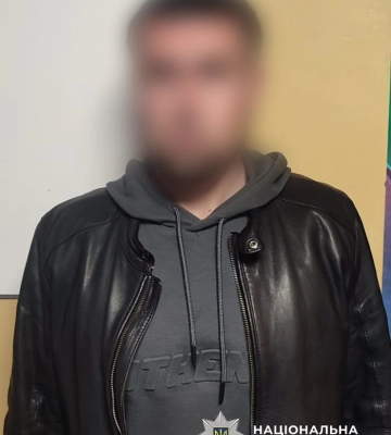 Хитрощами та погрозами відібрав пів мільйона гривень у вдови полеглого воїна - у Києві затримано злодюгу