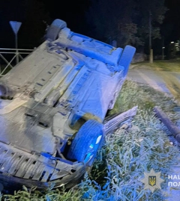 На Тернопільщині після зіткнення з бусиком перекинувся легковик, є поранений, - поліція