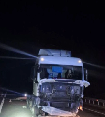 На трасі Київ – Чернігів вантажівка вирішила «припаркуватися» прямо у відбійник – фото