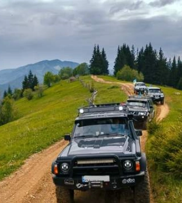 У Карпатах заборонили джипінг на відомій туристичній вершині