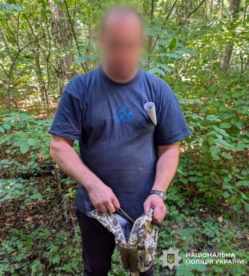 Наркотичний квест - у Києві заґратовано дилера, який робив закладки у Голосіївському парку