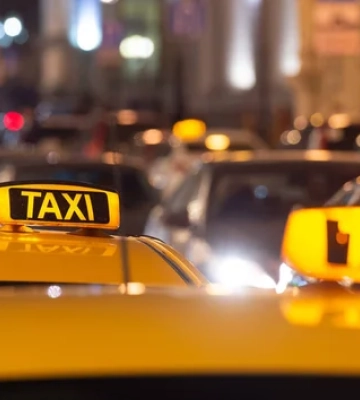 Bolt, Uklon та Uber просять дозволити поїздки у комендантську годину у Києві: що каже влада