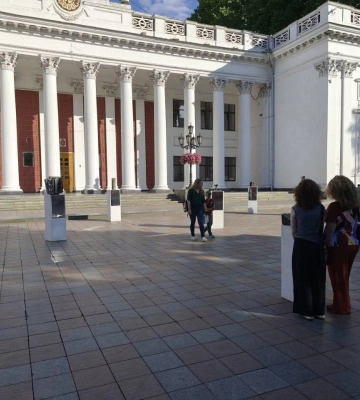 В Одесі інсталяція, присвячена містам, які постраждали від війни, таки поповниться колоною міста-героя Миколаєва