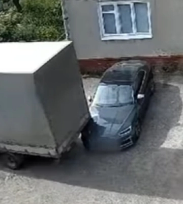 У Луцьку водій вантажівки в&#039;їхав у припарковану «ауді» та втік (відео)