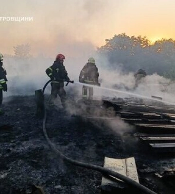 Наслідки ударів РФ по двох районах Дніпропетровщини. Постраждав чоловік, виникли пожежі. ФОТОрепортаж