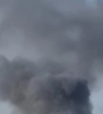 У Рівному уламки спричинили пожежу в будинку та пошкодили комунальну споруду. Рух перекрито