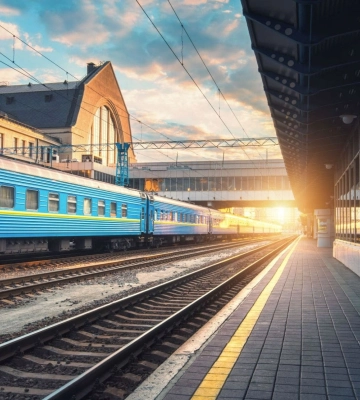 “Укрзалізниця” попереджає про затримку поїздів через ворожі обстріли